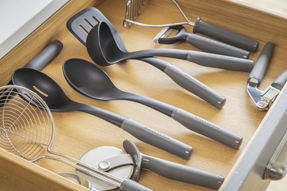 Ложка для сервірування KitchenAid Coreline KAS003OHCGG 34 см сіра | Зображення 7
