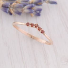 Кольцо из красного золота с гранатами 22