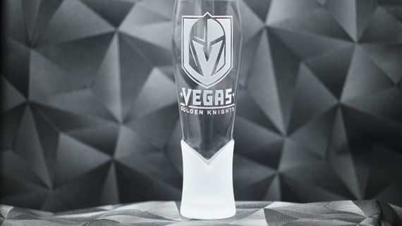 Подарочный бокал для пива сока воды 440 мл  с гравировкой лого хоккейного клуба НХЛ  Вегас глянцевый | Зображення 1