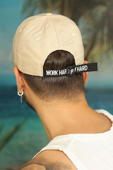 Мужская бейсболка «Work hard» (1607) бежевый | Зображення 1