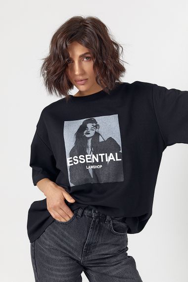 Футболка жіноча oversize з чорно-білим принтом і написом Essential - чорний цвет, ONE SIZE (є розміри) | Зображення 4
