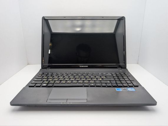 Ноутбук Samsung NP300E5A / 15.6" (1366x768) TN / Intel Core i3-2350M (2 (4) ядра по 2.3 GHz) / 6 GB DDR3 / 500 GB HDD / Intel HD Graphics 3000 / WebCam / DVD-ROM б/в | Зображення 2