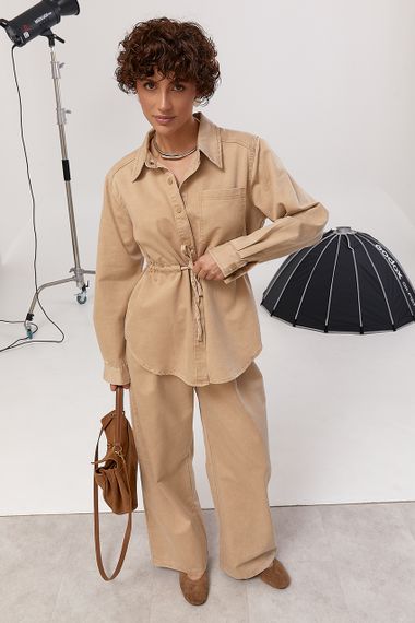 Котоновий вільний костюм із сорочкою на кнопках та прямими штанами - світло-коричневий цвет, ONE SIZE (є розміри) | Зображення 4