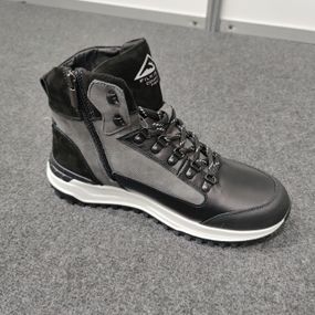 Ботинки зимние на белой подошве 40 41 42 размер.