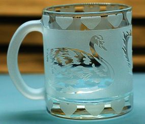 Стеклянная чашка 320 мл Лебеди с гравировкой кружка для влюбленных Подарок на свадьбу годовщину для любимых матовая