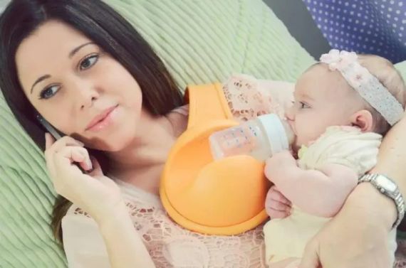 Тримач пляшки для немовлят "Вільні руки" Hands Free Bottle Holder Multi Task While You Feed | Зображення 1