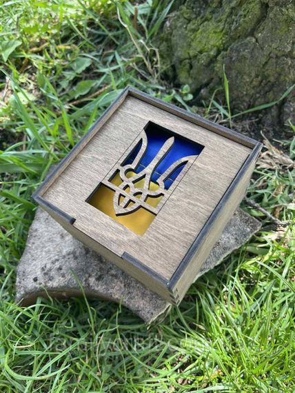 Дерев'яний подарунковий бокс із символікою України та прапором 140х90 см — ексклюзивний набір з Тризубом | Зображення 7