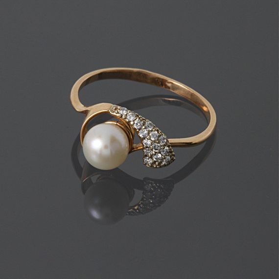 Кольцо из красного золота с белым жемчугом 20