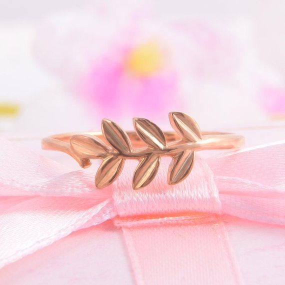 Женское кольцо веточка из красного золота 17.5