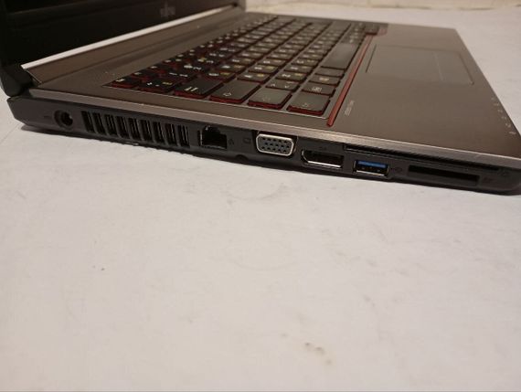 Ноутбук Б-клас Fujitsu LifeBook E744 / 14" (1600x900) TN / Intel Core i5-4310M (2 (4) ядра по 2.7 - 3.4 GHz) / 8 GB DDR3 / 128 GB SSD / Intel HD Graphics 4600 / WebCam б/в | Зображення 4