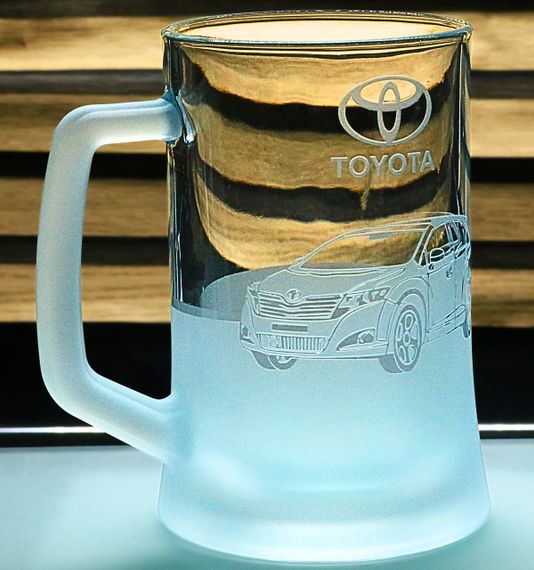 Пивний келих 670 мл з гравіюванням Toyota Venza подарунок для автолюбителя  кухоль для пива з логотипом авто | Зображення 1