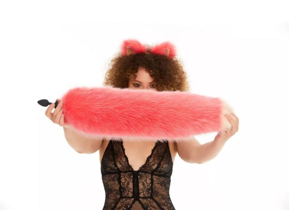 Анальный меховой пушистый хвост без пробки, Ярко-розовый с персиковым кончиком, OKOVA 60 см. sexstyle | Зображення 3