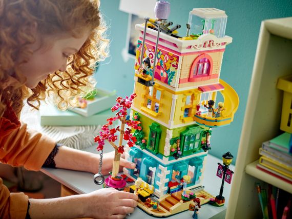 Конструктор LEGO Friends Хартлейк-Сіті. Громадський центр 41748 | Зображення 2
