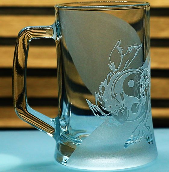 Пивний келих 670 мл Інь-Янь риба короп з гравіюванням символ гармонії подарунок для чоловіка | Зображення 1