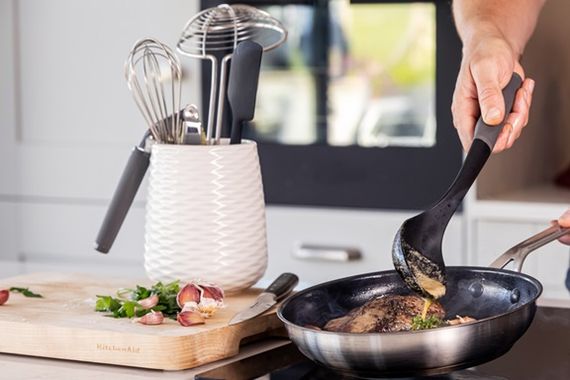 Ложка для сервірування KitchenAid Coreline KAS003OHCGG 34 см сіра | Зображення 2