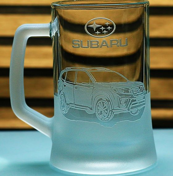 Пивной бокал 670 мл с гравировкой Субару Форестер Subaru Forester подарок для автолюбителя кружку для пива