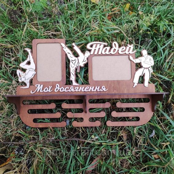 Медальниця з фоторамкою і полицею для кубків Дерев'яний тримач для медалей Органайзер для нагород карате