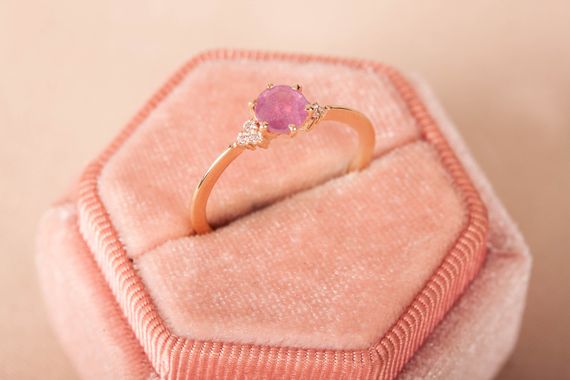 Кольцо из красного золота с натуральным рубином 15.5