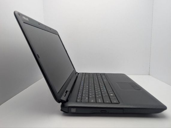Ноутбук Asus K50C / 15.6" (1366x768) TN / Intel Celeron 220 (1 ядро по 1.2 GHz) / 4 GB DDR2 / 120 GB HDD / Intel Graphics / WebCam / DVD-ROM / АБК не тримає б/в | Зображення 3