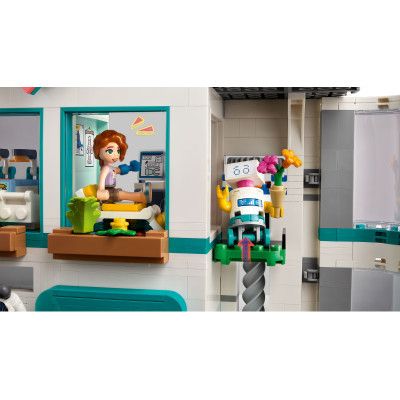 Конструктор LEGO Friends Лікарня в Хартлейк-Сіті 1045 деталей (42621) | Зображення 1