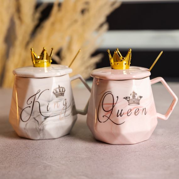 Набор парных фарфоровых чашек Queen&King 2 (шт) по 400 (мл) чашки на подарок с крышкой и ложкой FM-30 | Зображення 1