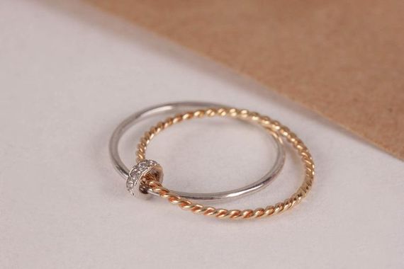 Кольцо из белого и желтого золота с фианитами 15 | Зображення 3