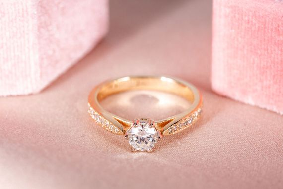 Кольцо из желтого и белого золота с фианитами 15 | Зображення 2