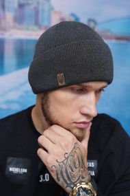 Мужская шапка с тризубцем графит