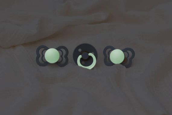 Соска пустушка BIBS Colour Latex кругла Sage 6-18 міс нічна (світиться в темряві) | Зображення 1