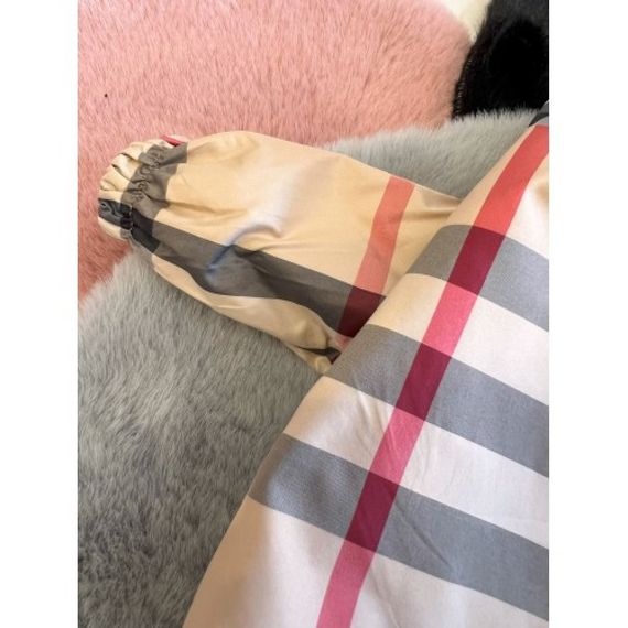 Брендовый дождевик для собак и котов BURBERRY с капюшоном, плащ без задних лап, бежевый | Зображення 4
