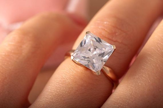 Кольцо из красного и белого золота с квадратным камнем 21.5 | Зображення 5