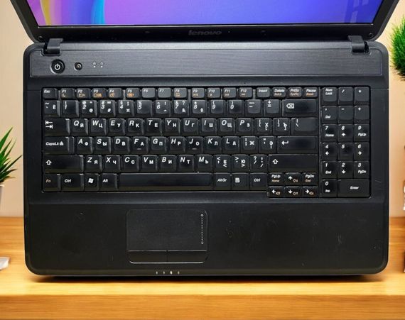 Ноутбук Б-класс Lenovo G550 / 15.6" (1366x768) TN / Intel Pentium T4500 (2 ядра по 2.3 GHz) / 8 GB DDR3 / 120 GB SSD / Intel GMA Graphics 4500M / WebCam б/у | Зображення 1