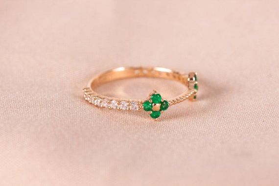 Кольцо из желтого золота с изумрудами и фианитами 16 | Зображення 2