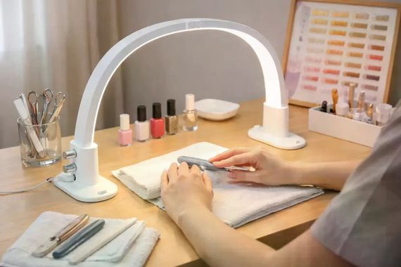 Настольная LED лампа F-686 белая для салона красоты | Зображення 4