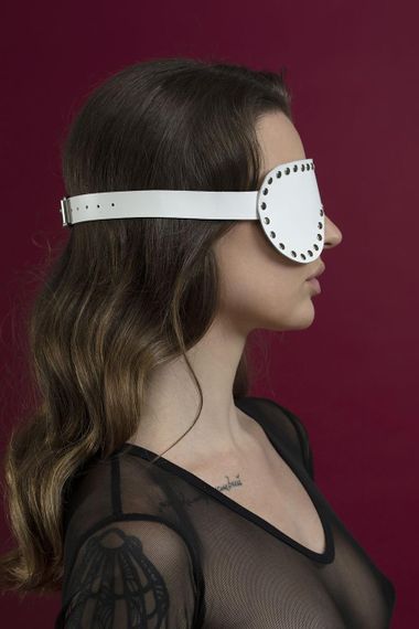 Маска на очі з заклепками Feral Feelings - Blindfold Mask, натуральна шкіра, біла Sex Aura | Зображення 1