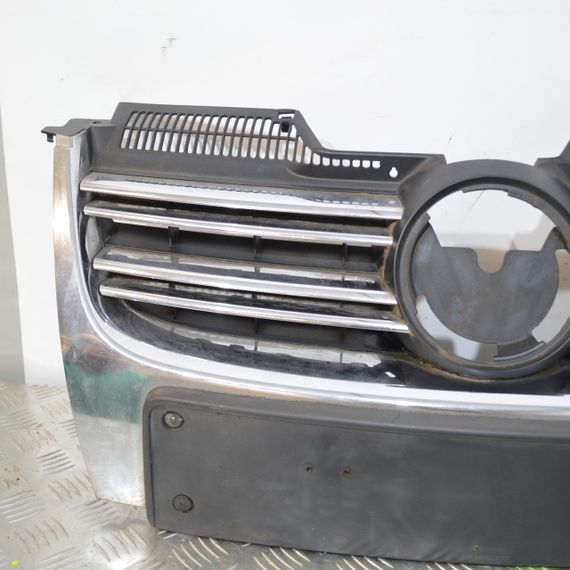 Решітка радіатора Volkswagen Golf V Jetta 2003-2009 Решітка переднього бампера Фольксваген Гольф 5 1K5853653 | Зображення 1