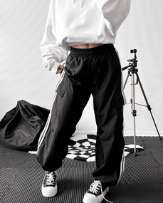 Женские брюки из плащевки карго с лампасами и накладными карманами SSH133 цвет черный, onesize 42/46