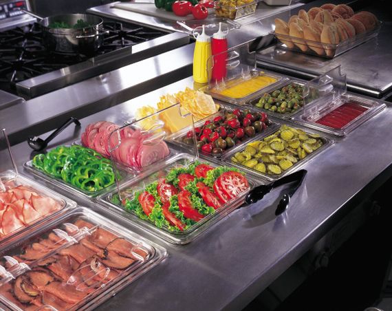 Відкидна кришка з ручкою та виїмкою під ложку FlipLid з прозорого полікарбонату для гастроємності Cambro | Зображення 4