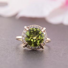 Кольцо из желтого золота с хризолитом 14.5