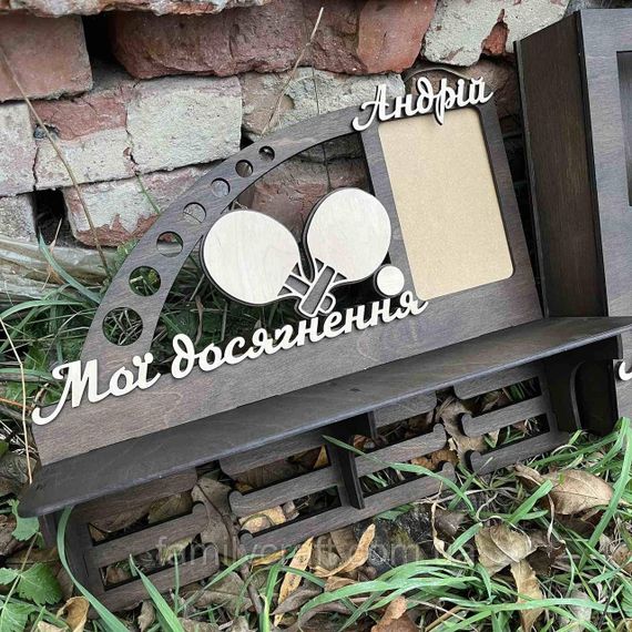 Медальниця з фоторамкою і полицею для кубків Дерев'яний тримач для медалей Органайзер для нагород, грамот, дипломів | Зображення 3