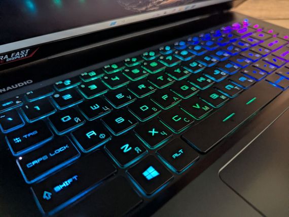 Ігровий ноутбук Б-клас MSI GE66 Raider 10SFS / 15.6" (1920x1080) IPS / Intel Core i7-10750H (6 (12) ядер по 2.6 - 5.0 GHz) / 32 GB DDR4 / 1000 GB SSD / nVidia GeForce RTX 2070 Super, 8 GB GDDR6, 256-bit / WebCam / Windows 11 б/в +Подарунок Миша / USB | Зображення 7