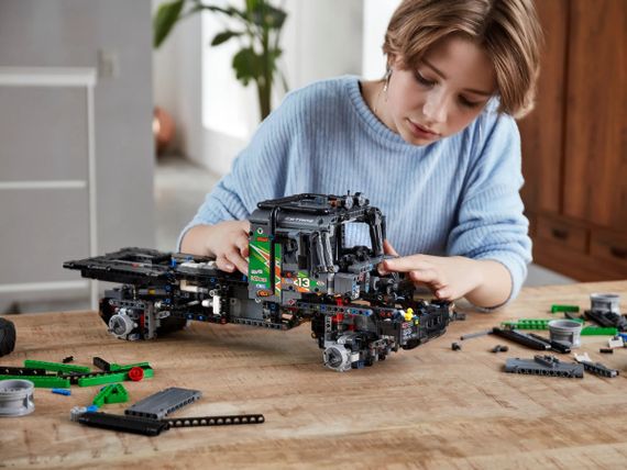 Конструктор LEGO Technic Повнопривідна вантажівка для випробувань Mercedes-Benz Zetros (42129) | Зображення 1