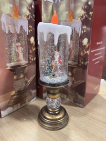 Дед Мороз Декоративная новогодняя LED свеча со снегом, 25см, от батареек и USB
