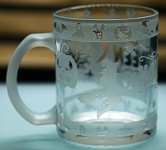 Скляна чашка 320 мл з гравіюванням Геловін Halloween  кружка з відьмою гарбузами та привидами  Тематичний подарунок | Зображення 4