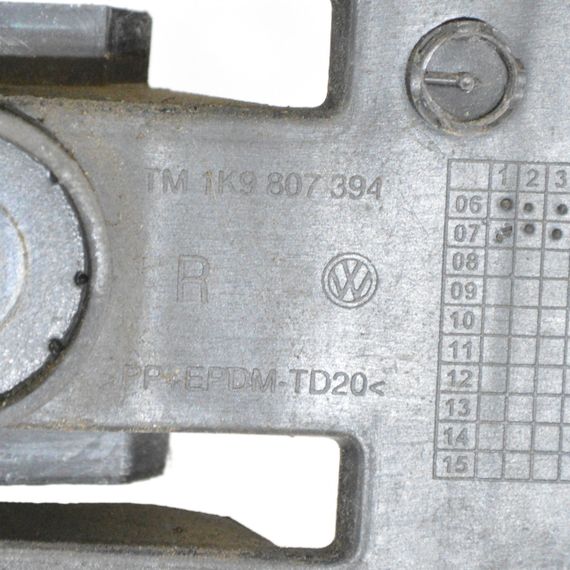 Направляюча заднього бампера права Volkswagen Golf V 2003-2009 універсал Кронштейн бампера задній правий Фольксваген 1K9807394 | Зображення 4