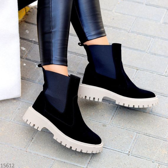 Стильні чорні замшеві зимові черевики челсі на бежевій підошві 37