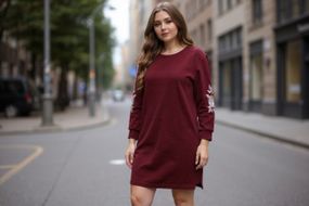 Б/у Жіноча тепла сукня бордо з вишивкою троянд міді plussize 52-60