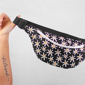 Сумка на пояс бананка Bumbag Ромашка на черном фоне 27x16 см (BB_21M023_WH)