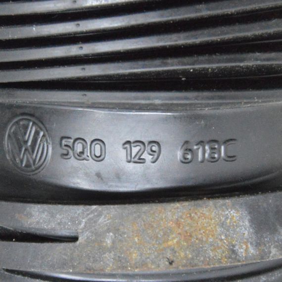 Патрубок повітряного фільтра Volkswagen Golf VII 2012-2020 Трубка шланг фільтра повітря Фольксваген 5Q0129618C | Зображення 1