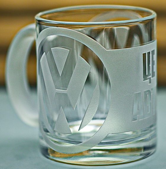 Скляна чашка Volkswagen Фольксваген 320мл з гравіюванням Подарунок автолюбителю кружка для чаю кави з лого авто легендарний слоган | Зображення 2